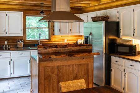 Cozy 2 Bedroom Cabin Nestled In Wooded Hideaway Monterey Екстериор снимка