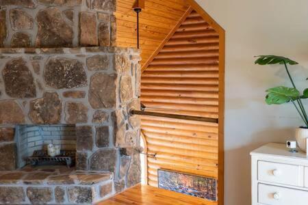Cozy 2 Bedroom Cabin Nestled In Wooded Hideaway Monterey Екстериор снимка