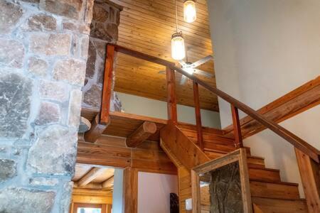 Cozy 2 Bedroom Cabin Nestled In Wooded Hideaway Monterey Екстериор снимка